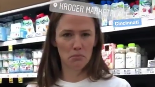 Illustration for article titled Jennifer Garner sucks at retail, but she sure seems nice
